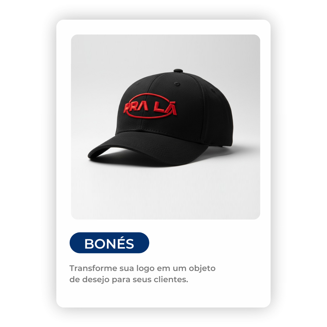 Boné preto modelo americano com bordado 3D vermelho personalizado com a marca PRA LÁ. Item de vestuário corporativo premium.